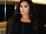 Demi Lovato urodziwie w kreacji koncertowej